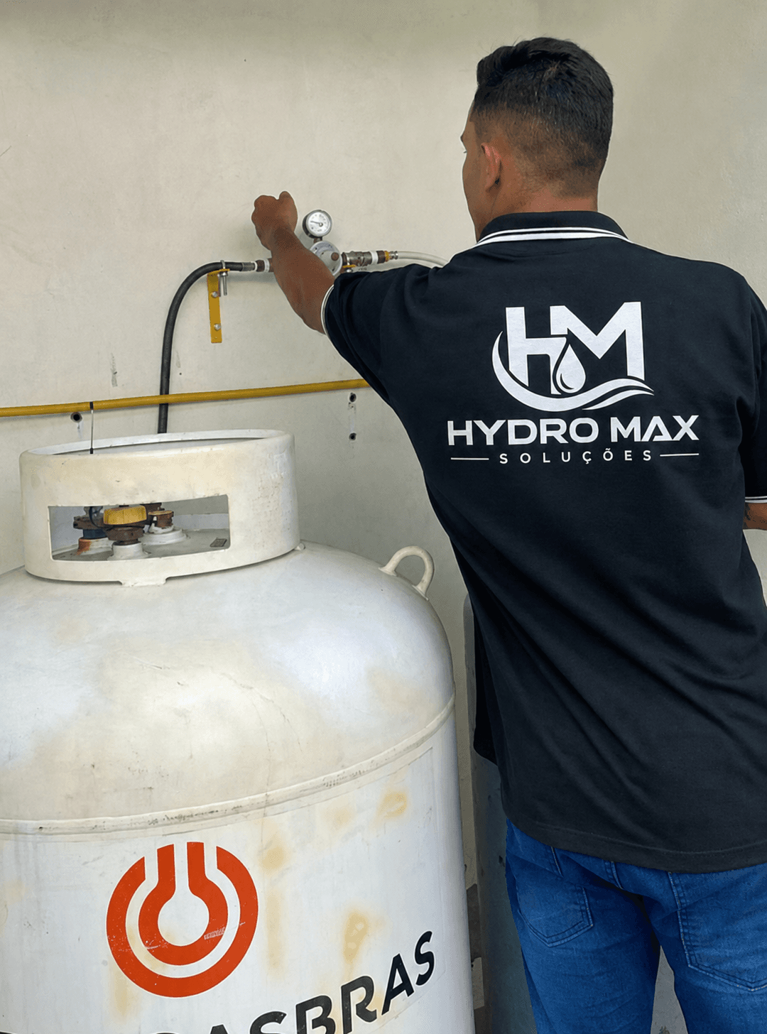 Funcionário da Hydro Max Soluções efetuando serviço hidráulico